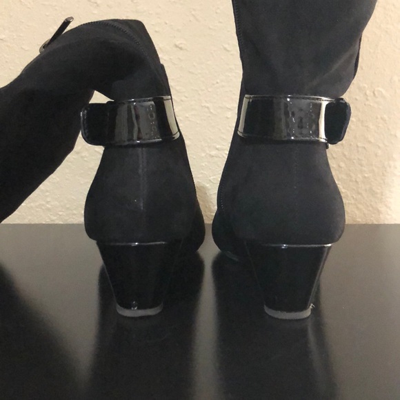 Black velvet sip on boots. - Picture 4 of 6